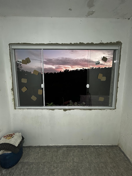 Janela de vidro temperado de correr com perfil de alumínio instalada em São Paulo