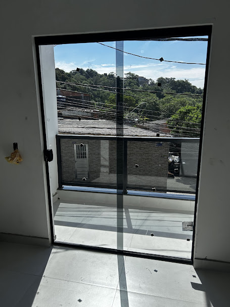 Porta de vidro temperado pivotante para sala com ferragem em alumínio